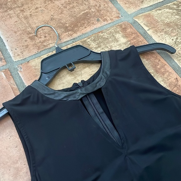 🔷 Ecru Designer Cupro Blend Keyhole Sleeveless Blouse w Leather Trim Size Small - Picture 2 of 8